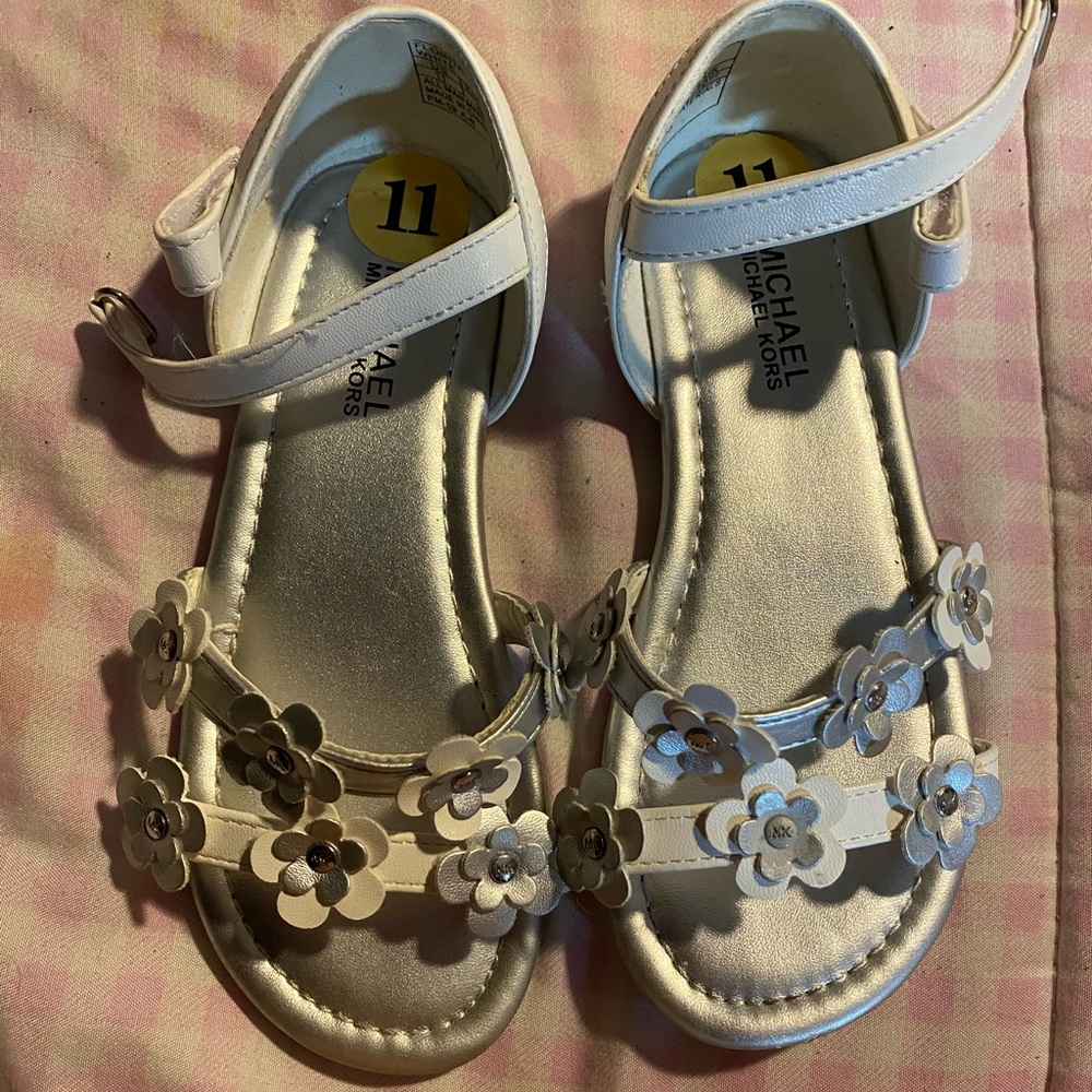 MICHAEL KORS SILVER WHITE FLOWER SANDALS